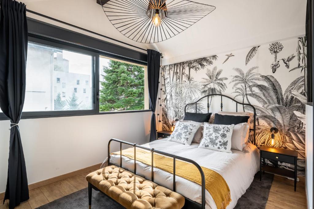 リヨンにあるLe Cocon Des Artistesのベッドルーム1室(ベッド1台、大きな窓付)