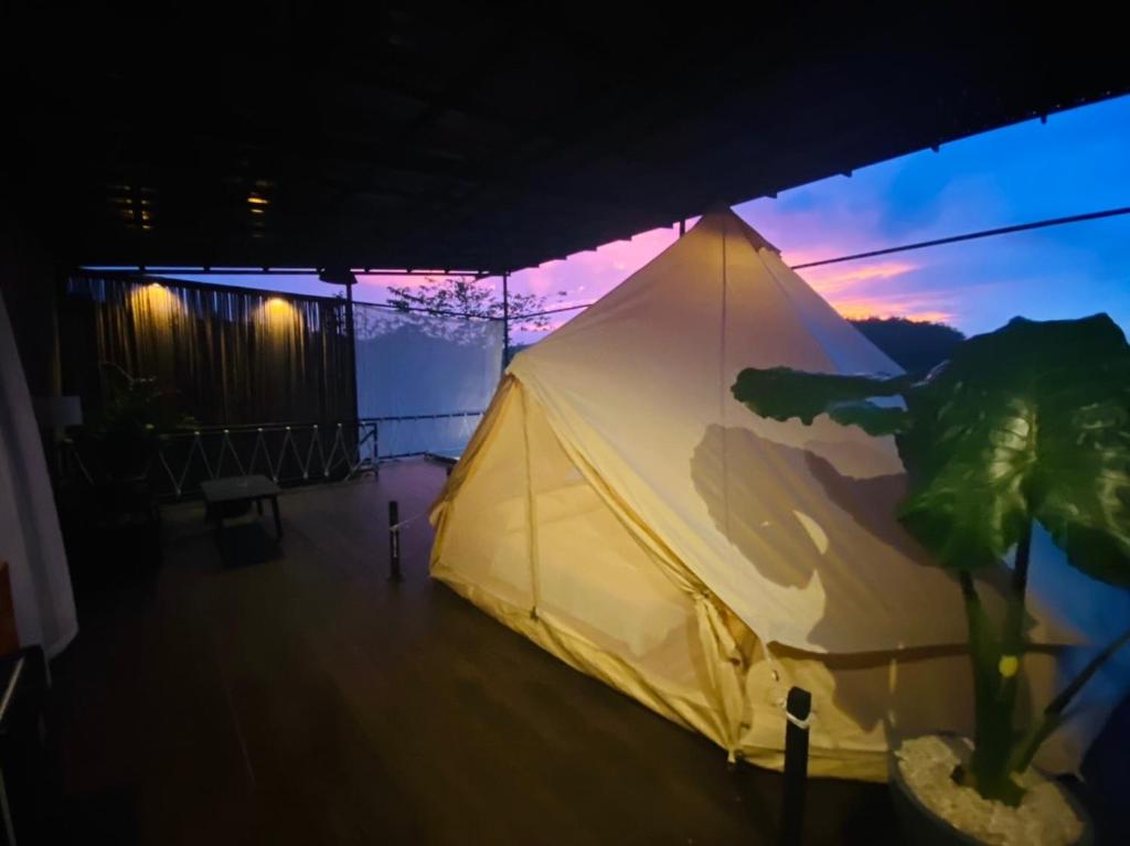 Východ nebo západ slunce při pohledu z luxury tent nebo okolí