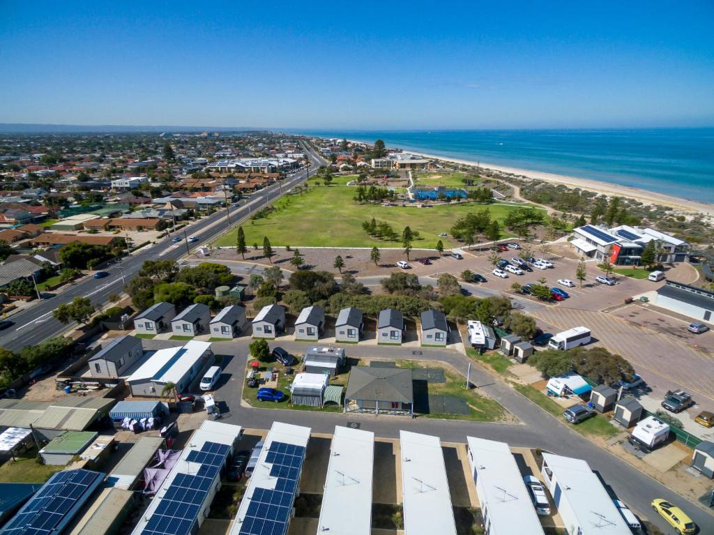 Adelaide的住宿－Discovery Parks - Adelaide Beachfront，享有毗邻大海的停车场的空中景致
