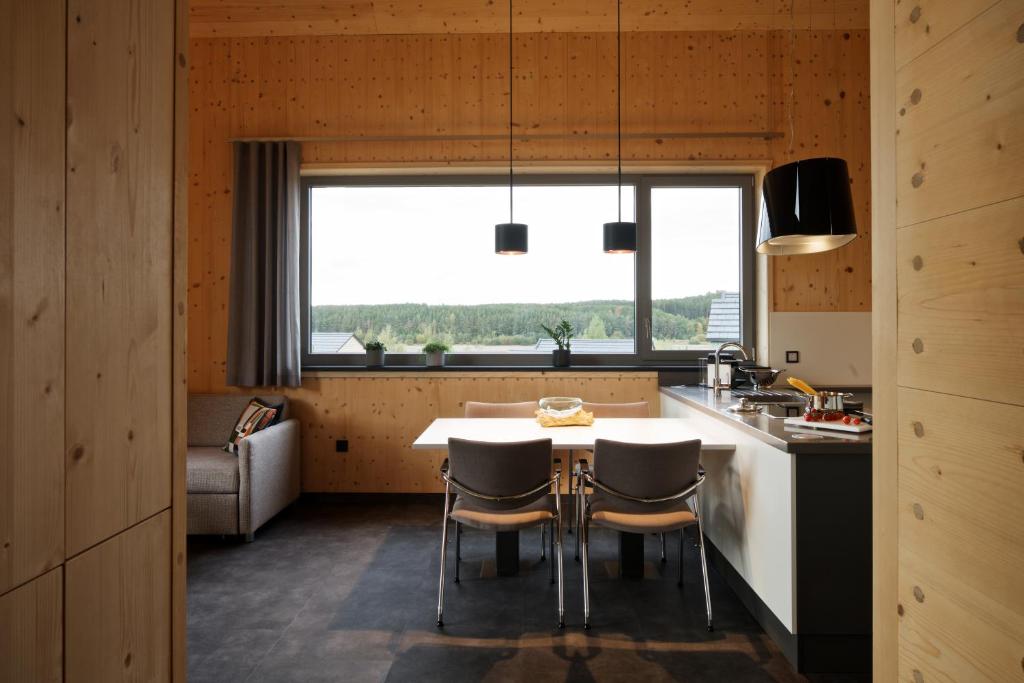 Kuchyň nebo kuchyňský kout v ubytování Bio-Seehotel Chalets