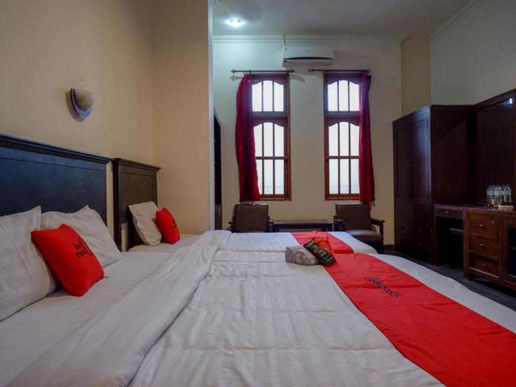 Katil atau katil-katil dalam bilik di RedDoorz near Tugu Yogyakarta