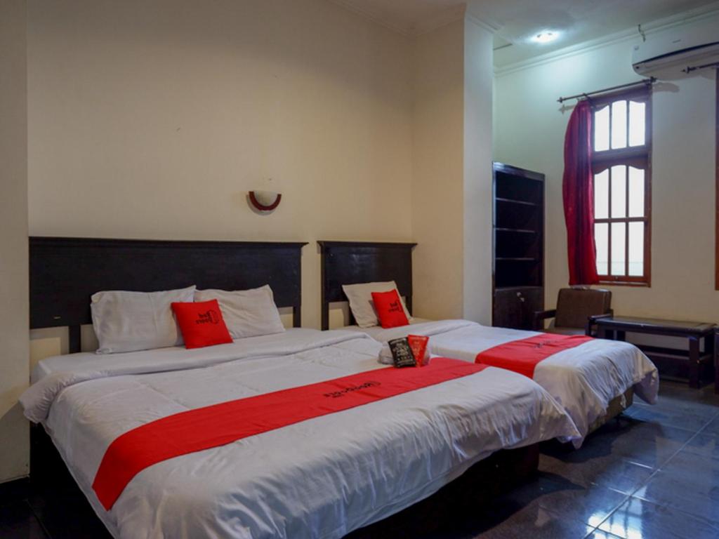 Katil atau katil-katil dalam bilik di RedDoorz near Tugu Yogyakarta