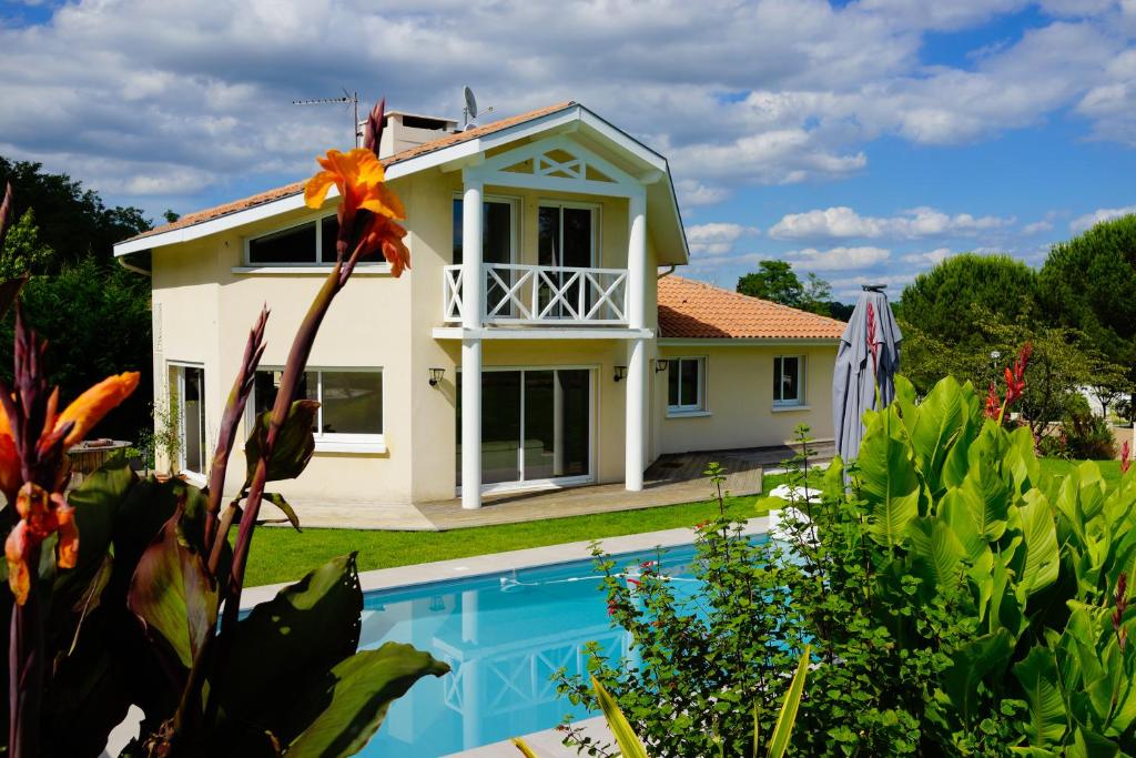 The swimming pool at or close to Villa Alba. Piscine grand jardin Hauts de Bordeaux