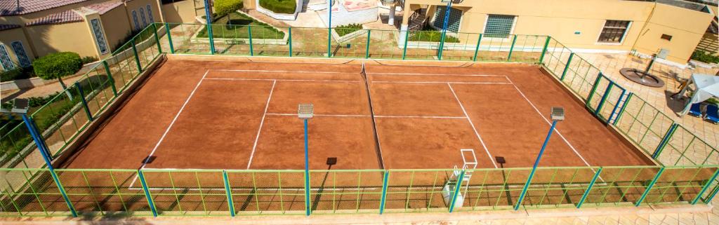 Tenis a/nebo squash v ubytování Sunny Days Mirette Family Resort nebo okolí