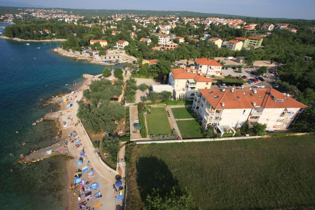 uma vista aérea de uma praia com um grupo de pessoas em Apartment Tereza em Malinska