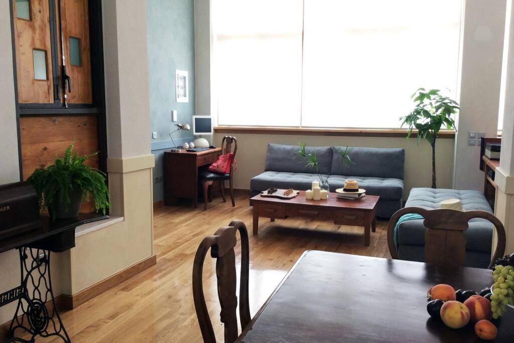 Część wypoczynkowa w obiekcie Unique - Spacious Studio with rooftop / Thissio