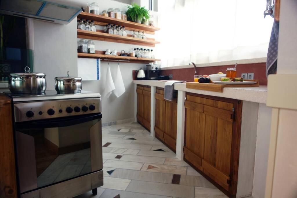Kuchnia lub aneks kuchenny w obiekcie Unique - Spacious Studio with rooftop / Thissio