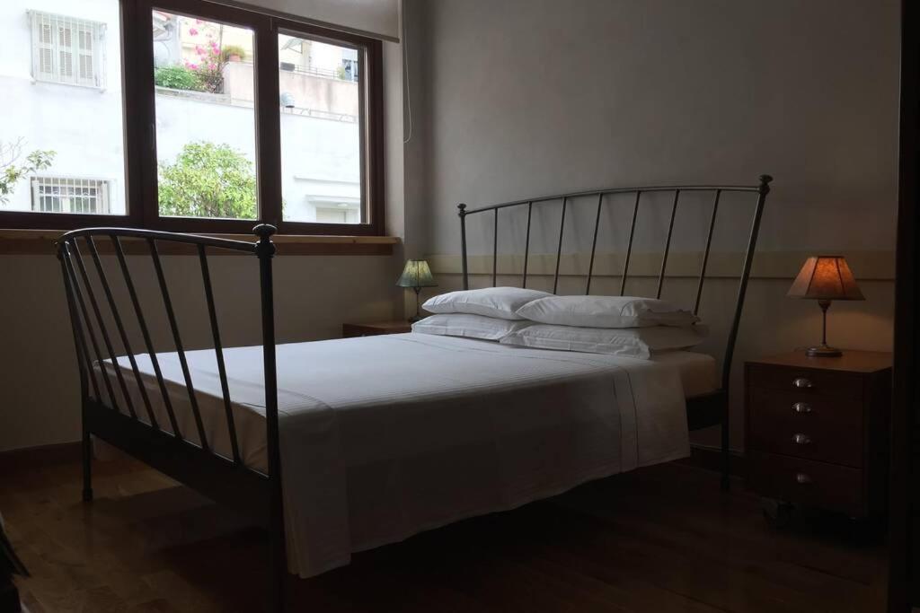 Łóżko lub łóżka w pokoju w obiekcie Unique - Spacious Studio with rooftop / Thissio