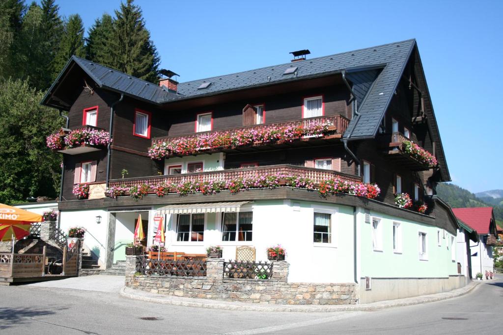 um edifício com flores ao lado em Gasthof Pension Schweiger "JAGAWIRT" em Gasen