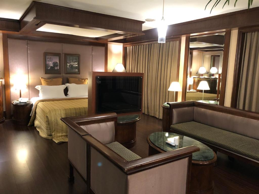 Televiisor ja/või meelelahutuskeskus majutusasutuses Love Tree Motel
