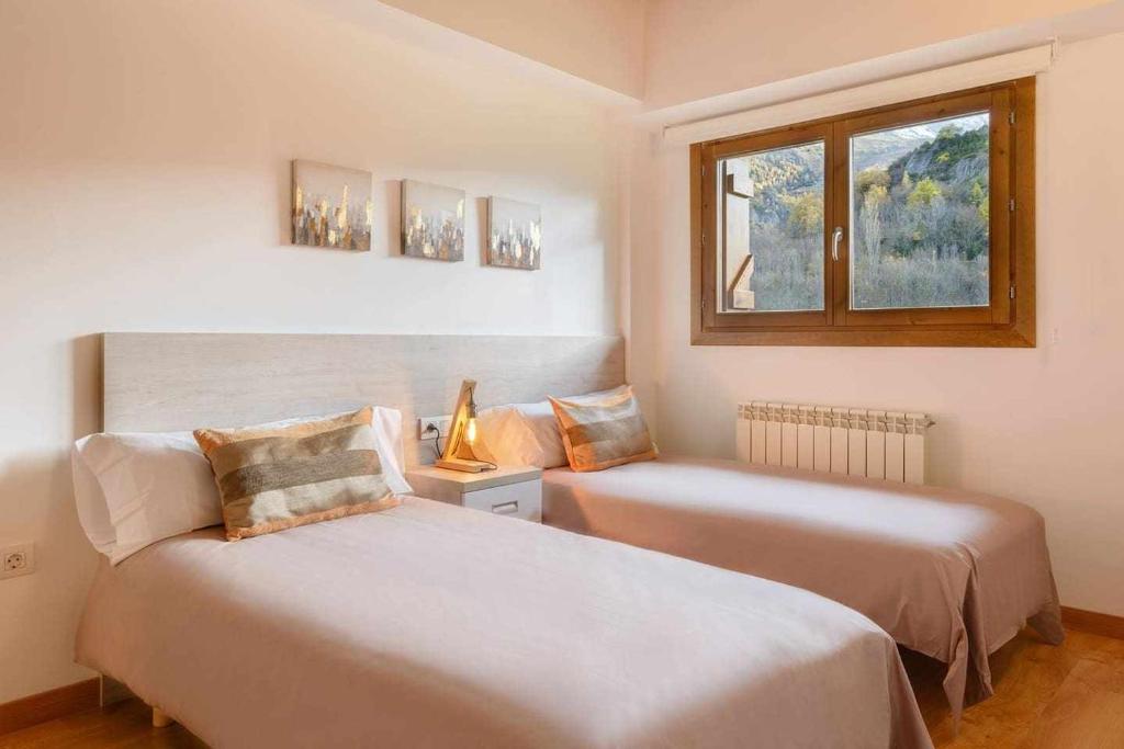 Postel nebo postele na pokoji v ubytování Chalet Casa La Cumbrecita en Panticosa