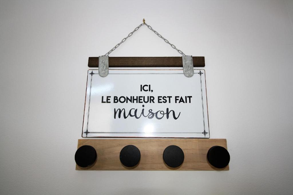 a sign that reads le commonest fast twitch at Appart&#39;hôtel Le Pin in La Tour-du-Pin