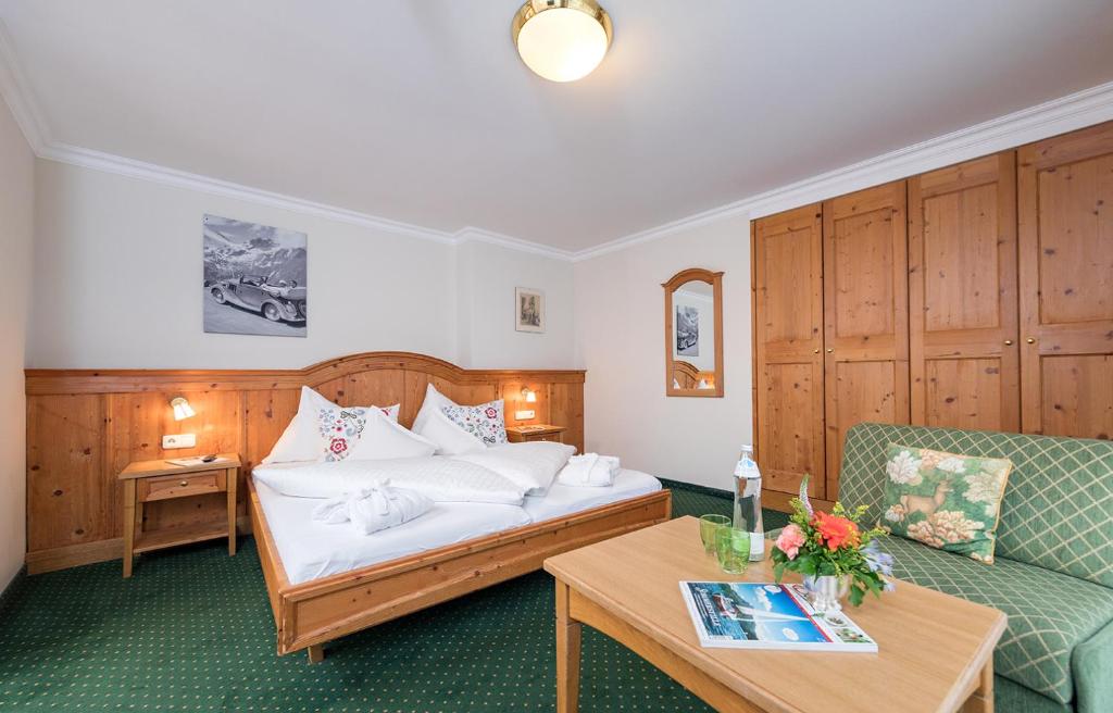 Postel nebo postele na pokoji v ubytování Hotel zum Hirschen