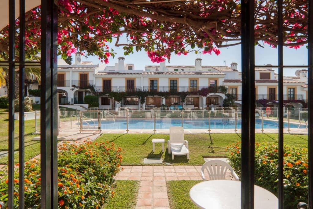 - une vue sur un complexe avec une piscine dans l'établissement 042 Classic 2 Bed Andalusian Townhouse 500m From Beach, à Mijas