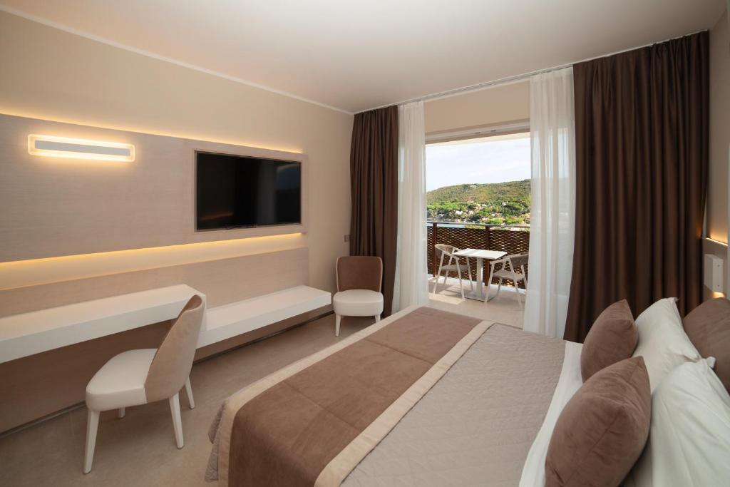 Кровать или кровати в номере Hotel La Perla Del Golfo