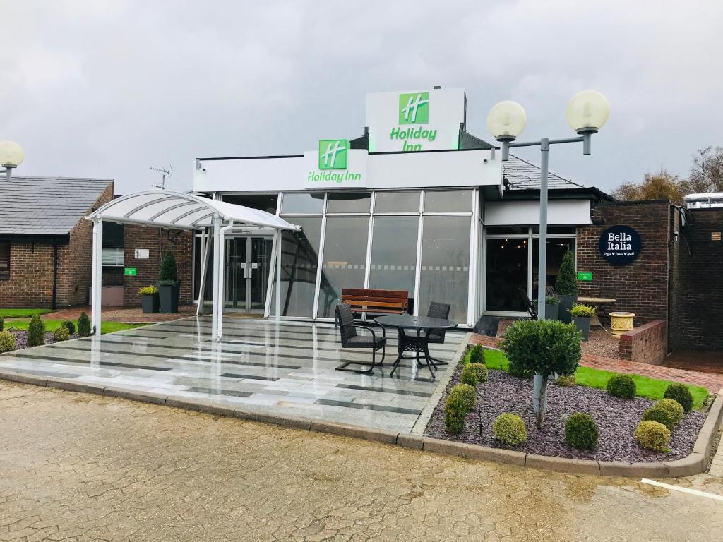 um restaurante com uma mesa em frente a um edifício em Holiday Inn Dover, an IHG Hotel em Dover