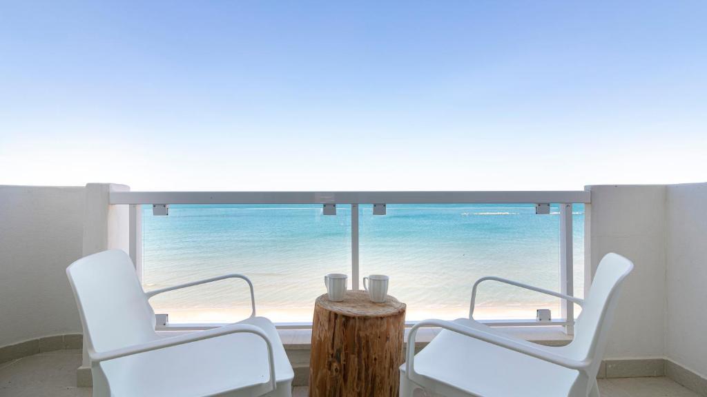 um quarto com duas cadeiras e uma mesa com vista para o oceano em Rivazzurra Homes - C em Termoli