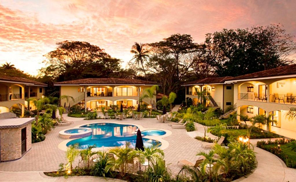 una vista exterior de una casa con piscina en Casa del Sol -Villas Catalinas, en Potrero