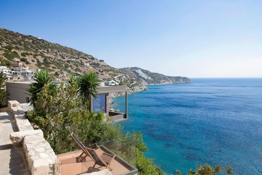 widok na ocean z domu w obiekcie Zen House Crete w mieście Palaiokastro