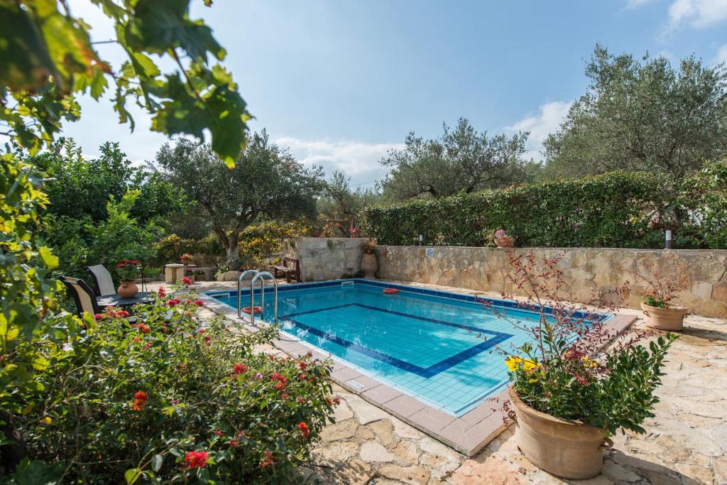 MakhairoíにあるVilla Toula with pool Nr Armeni Creteの花の咲く庭園内のスイミングプール