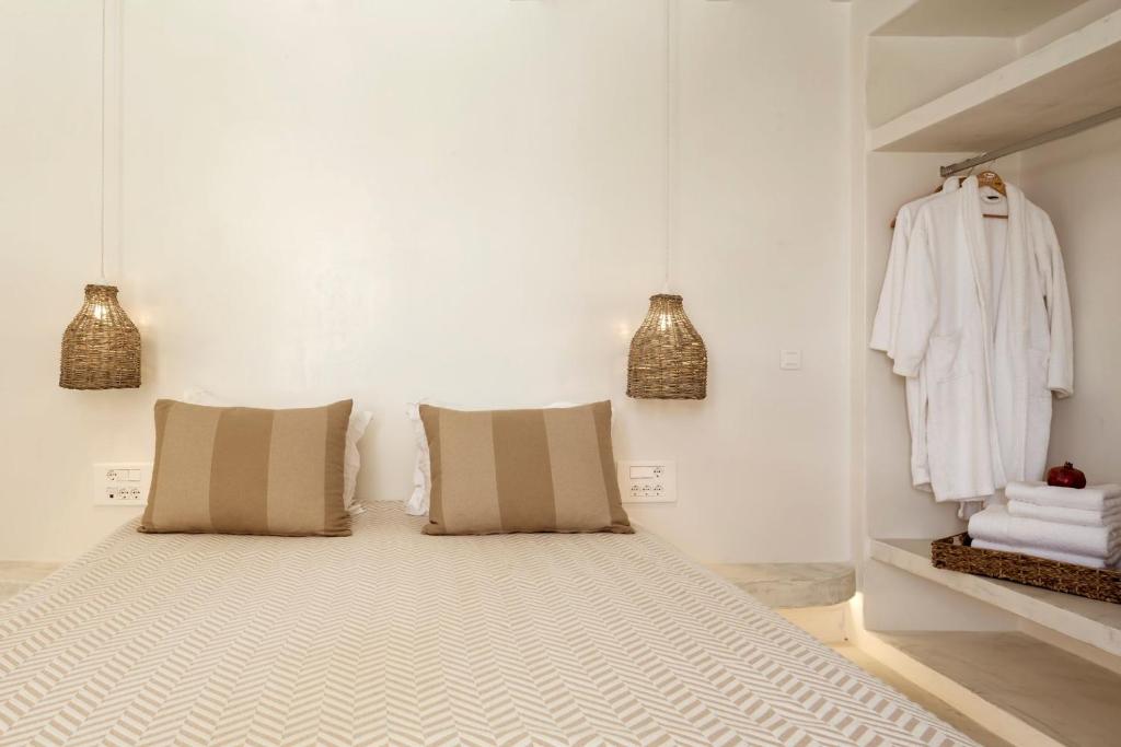 Posteľ alebo postele v izbe v ubytovaní Luxury Naxos Villas Grande Suite Air Conditioning Outdoor Pool 1 Bedroom Stelida