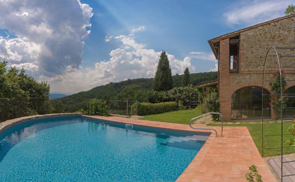 ein Pool vor einem Haus in der Unterkunft Villa Tinaia - Homelike Villas in Molinelli