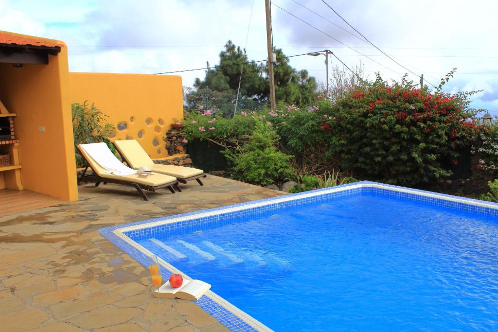 The swimming pool at or close to Finca La Majadera