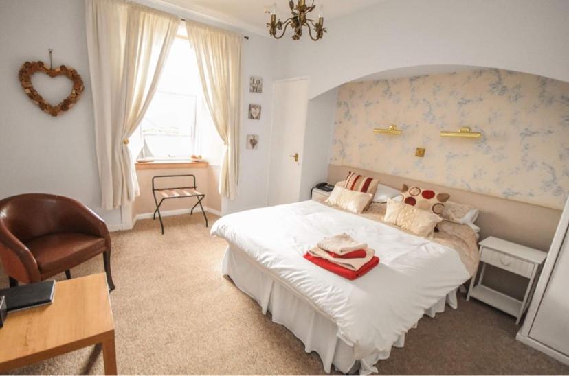 Postel nebo postele na pokoji v ubytování Burntisland Sands Hotel