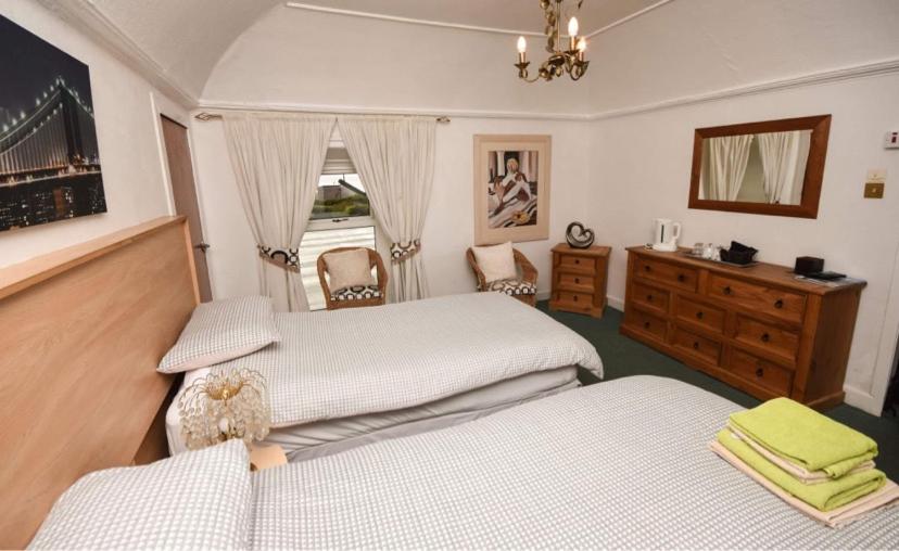 Postel nebo postele na pokoji v ubytování Burntisland Sands Hotel