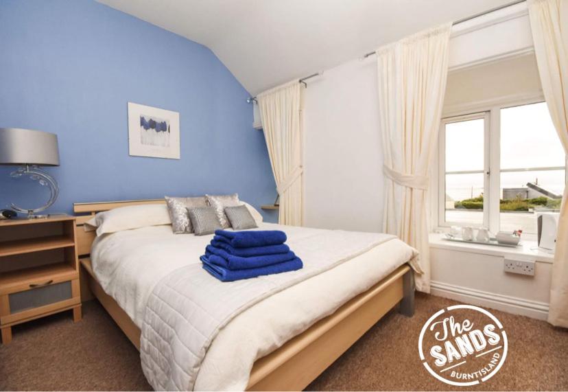 Postel nebo postele na pokoji v ubytování Burntisland Sands Hotel