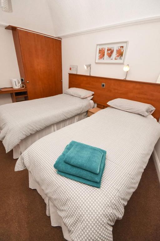 Postel nebo postele na pokoji v ubytování Burntisland Sands Hotel