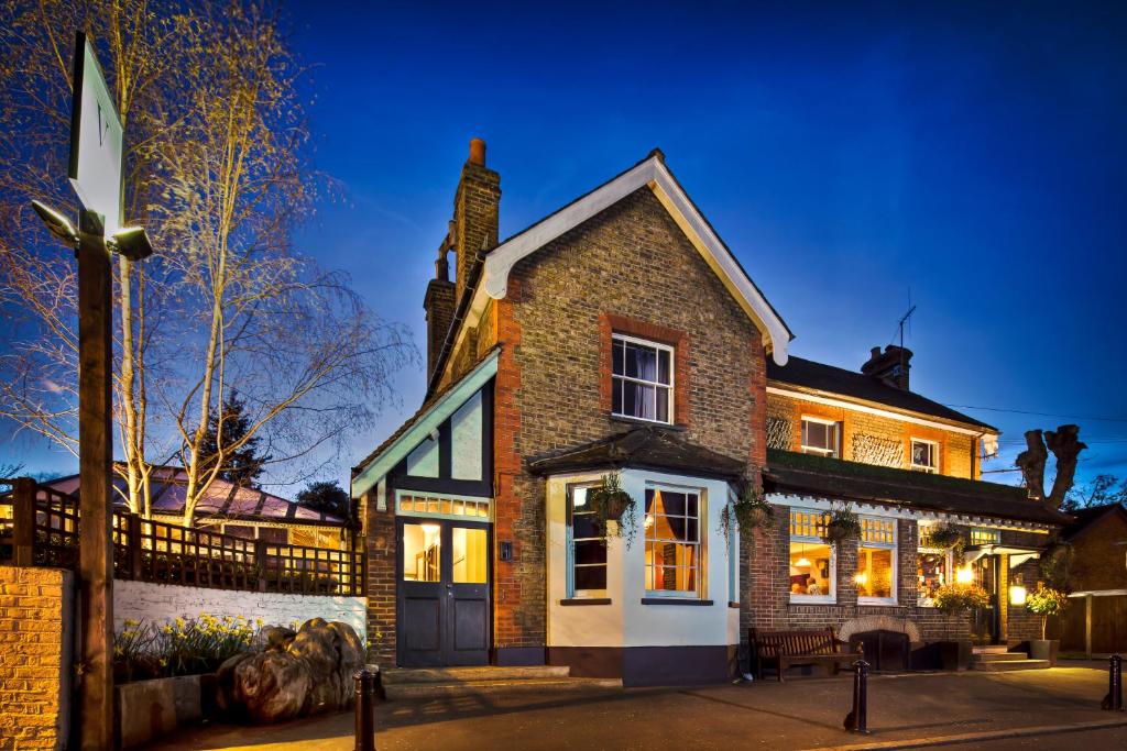 ein Haus mit einem Kreuz davor in der Unterkunft The Victoria in London