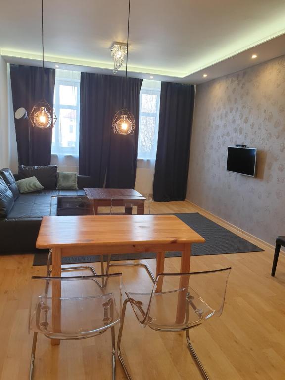 sala de estar con 2 mesas y sofá en Apartamenty Rynek, en Leżajsk