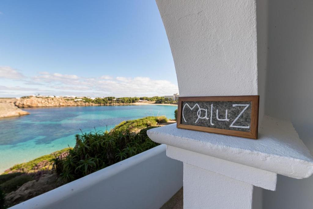 阿雷納爾登卡斯特爾的住宿－Maluz，海景阳台上的标志