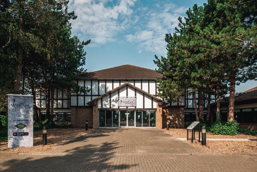 un edificio con una señal delante de él en The Willows Training Centre en Wyboston