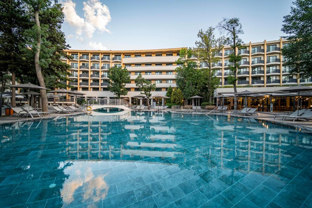 uma grande piscina em frente a um hotel em HVD Club Bor - 24 Hours Ultra All Inclusive em Sunny Beach