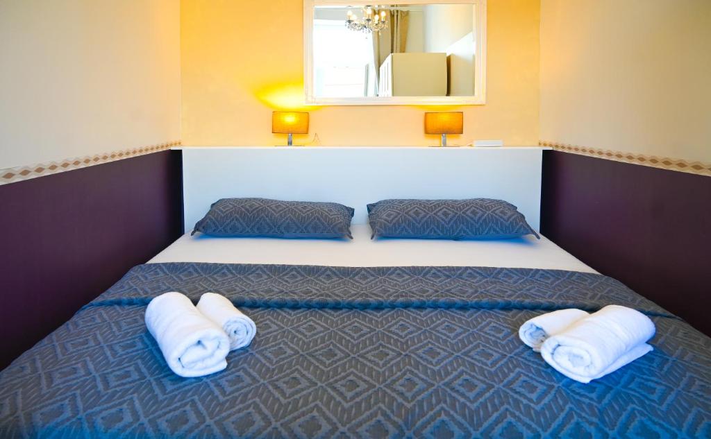 een slaapkamer met een bed met handdoeken erop bij Bright Apartment Augarten in Wenen