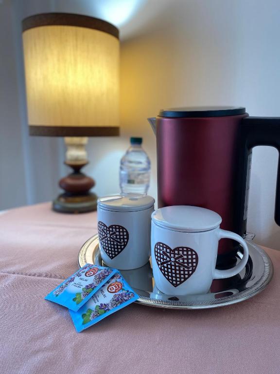Příslušenství pro přípravu čaje a kávy v ubytování B&B Come a Casa