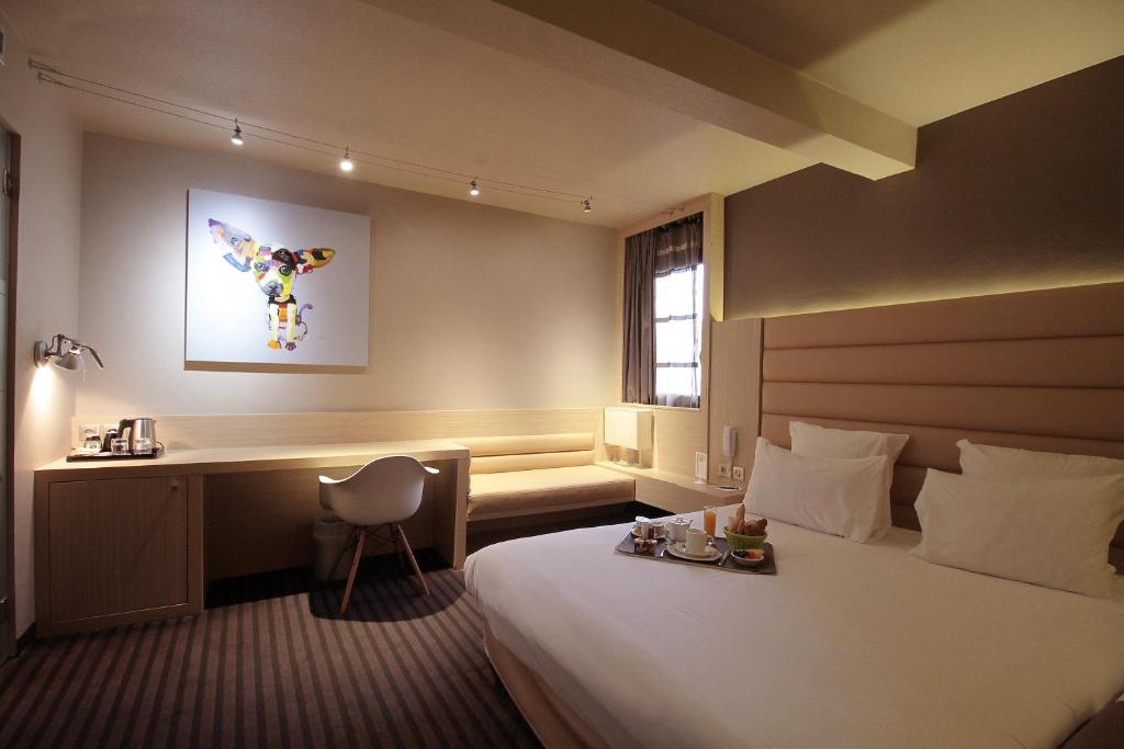 
Family Room (2 Adults + 1 Child under 12)
