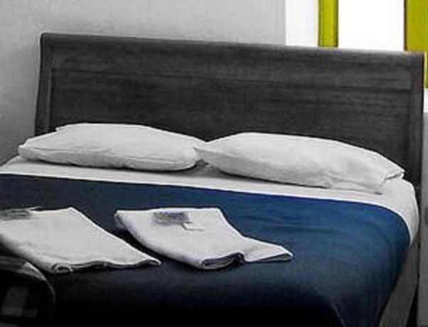 Postel nebo postele na pokoji v ubytování Collins Avenue Hostel
