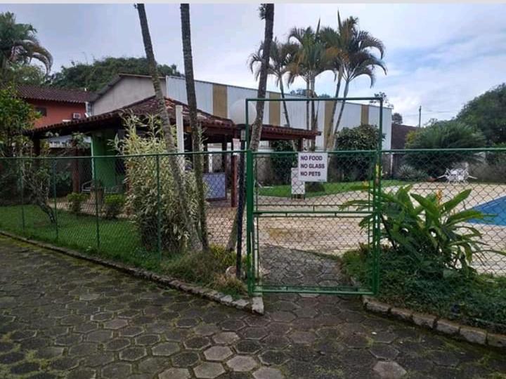  Casa com Piscina em condomínio fechado