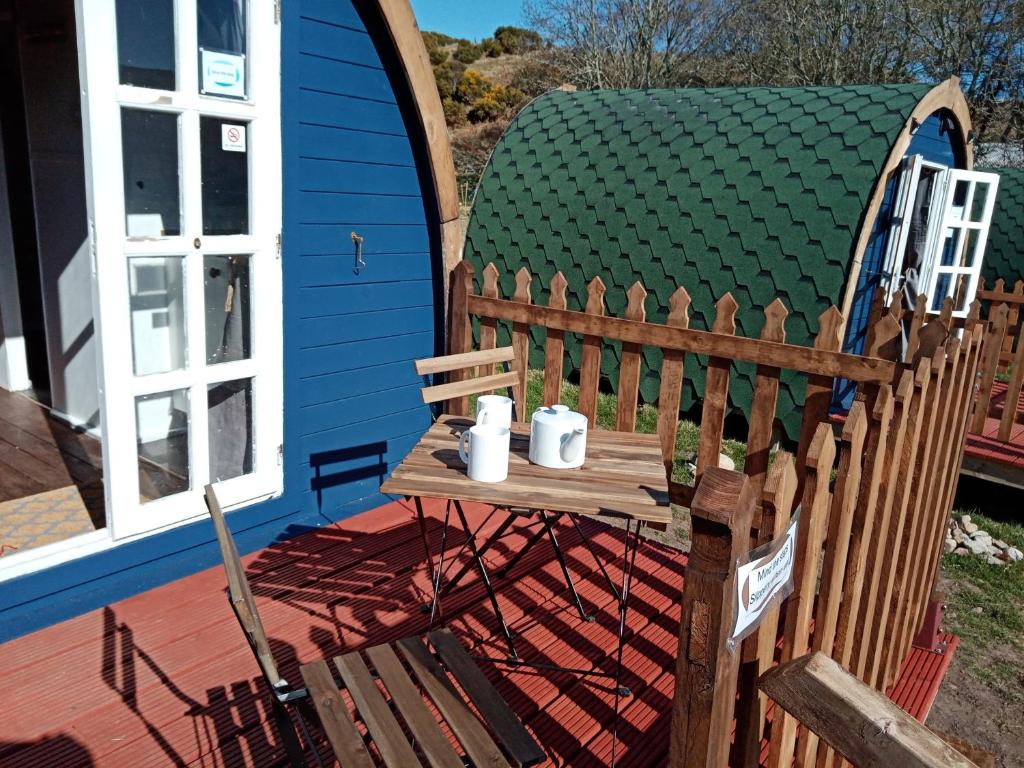 Balkón nebo terasa v ubytování Wee Hoose Glamping Pod 1