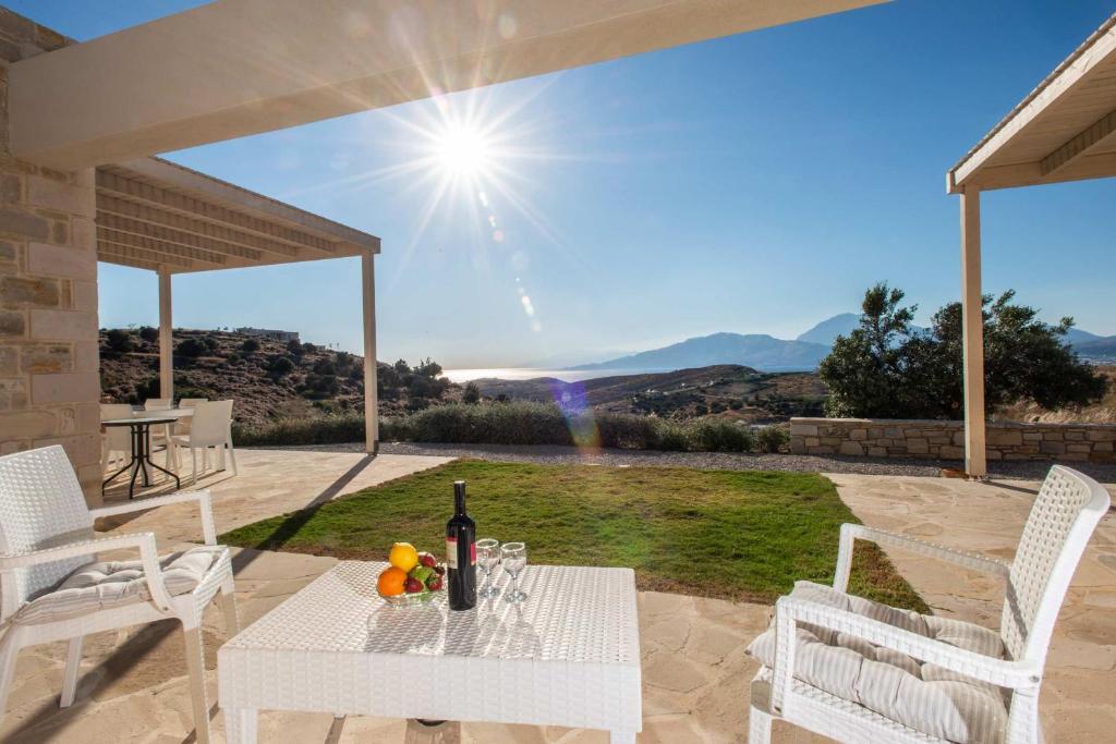 patio ze stołem i butelką wina w obiekcie Villa Galliki w mieście Kamilari