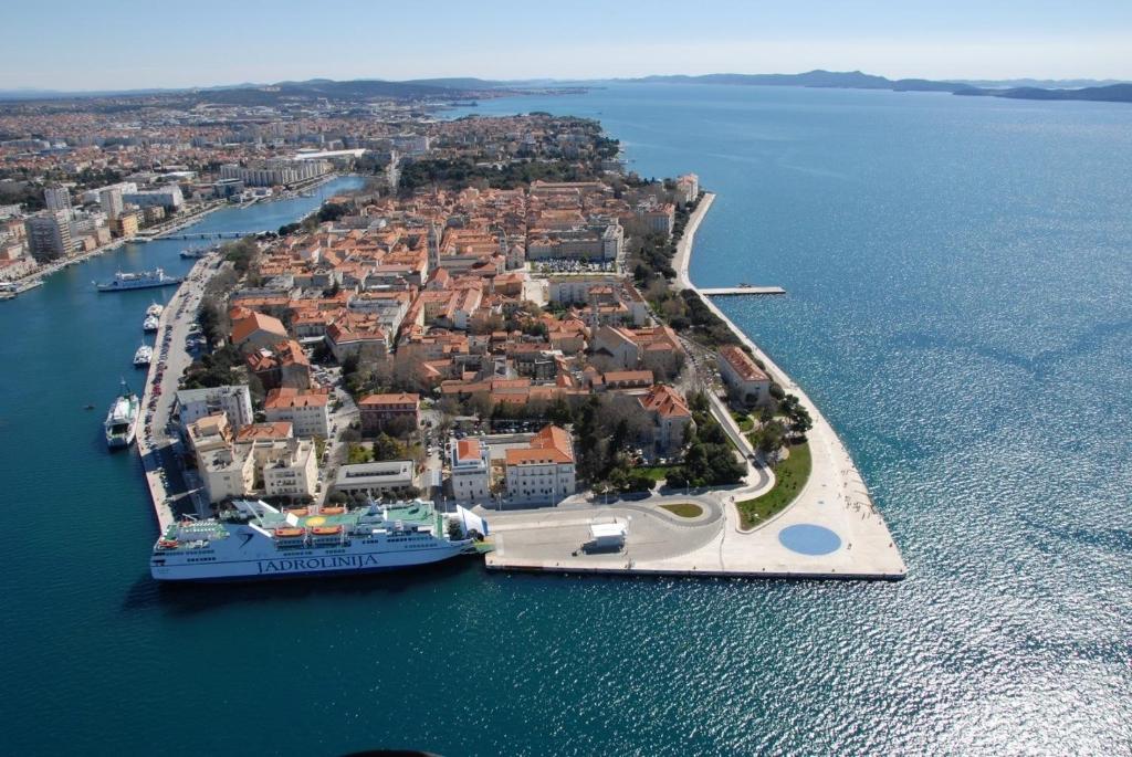 una isla en el agua con un crucero en Room MARE, en Zadar