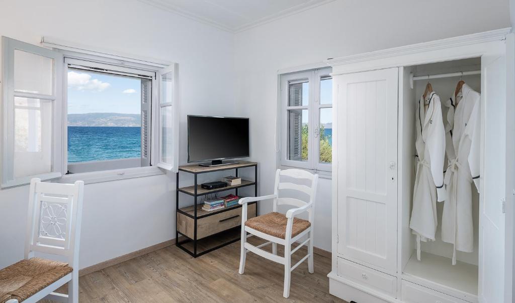 TV a/nebo společenská místnost v ubytování Four Seasons Hydra Luxury Suites