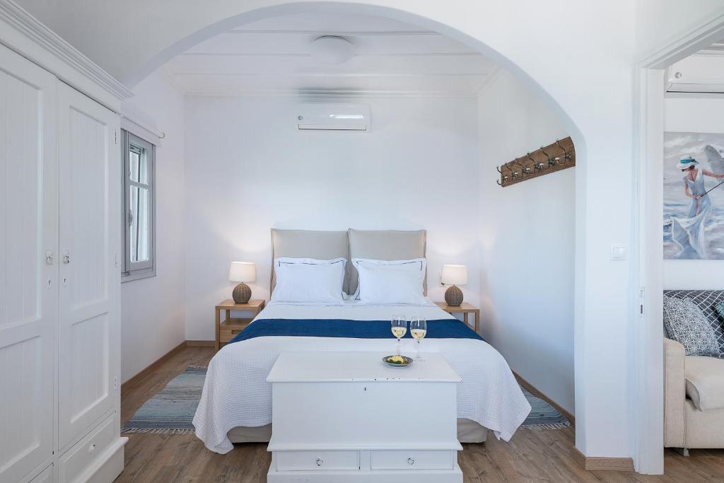 Postel nebo postele na pokoji v ubytování Four Seasons Hydra Luxury Suites