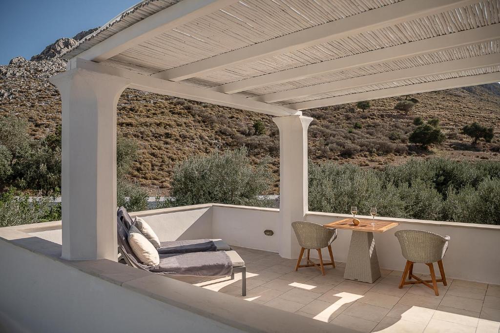 Balkón nebo terasa v ubytování Four Seasons Hydra Luxury Suites