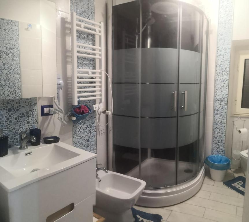 a bathroom with a shower and a toilet and a sink at Il Rifugio dei Colonna casadolcecasa in Marino
