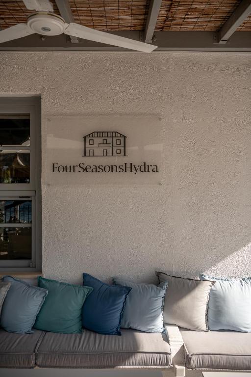 Posezení v ubytování Four Seasons Hydra Luxury Suites