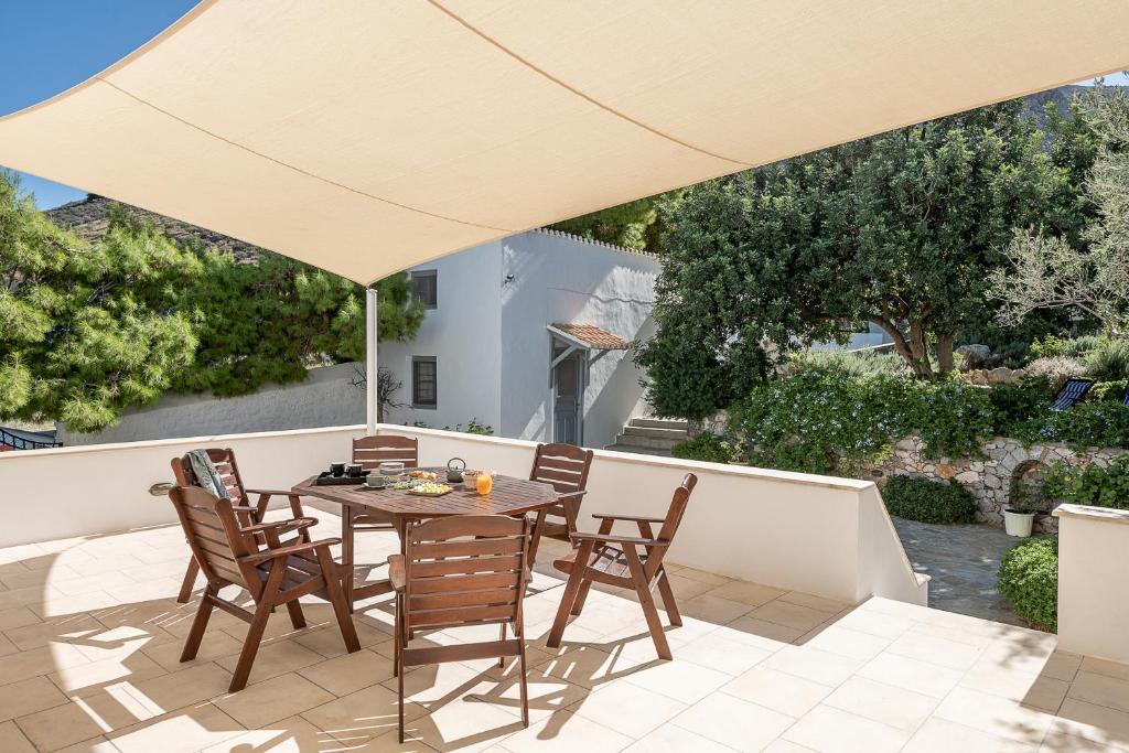 Balkón nebo terasa v ubytování Four Seasons Hydra Luxury Suites
